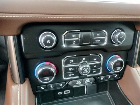 Used 2023 Chevrolet Suburban High Country image 39