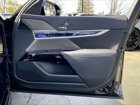 Used 2025 BMW 750e xDrive image 26