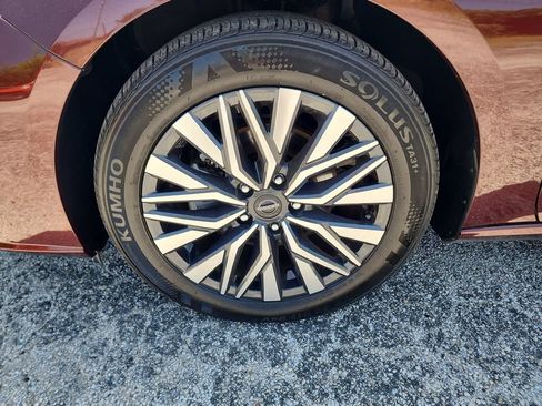Used 2025 Nissan Altima 2.5 SV FWD image 11