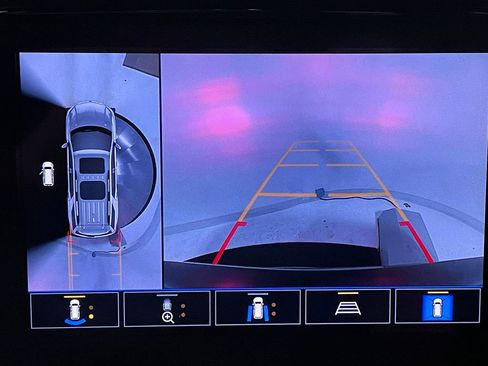 Used 2023 Chevrolet Traverse LT w/ Rear Camera Mirror Package image 4