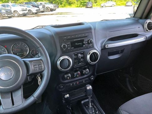 Used 2018 Jeep Wrangler Unlimited Sahara AWD/4WD image 17