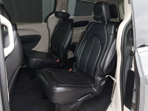 Used 2022 Chrysler Pacifica Touring-L FWD image 8