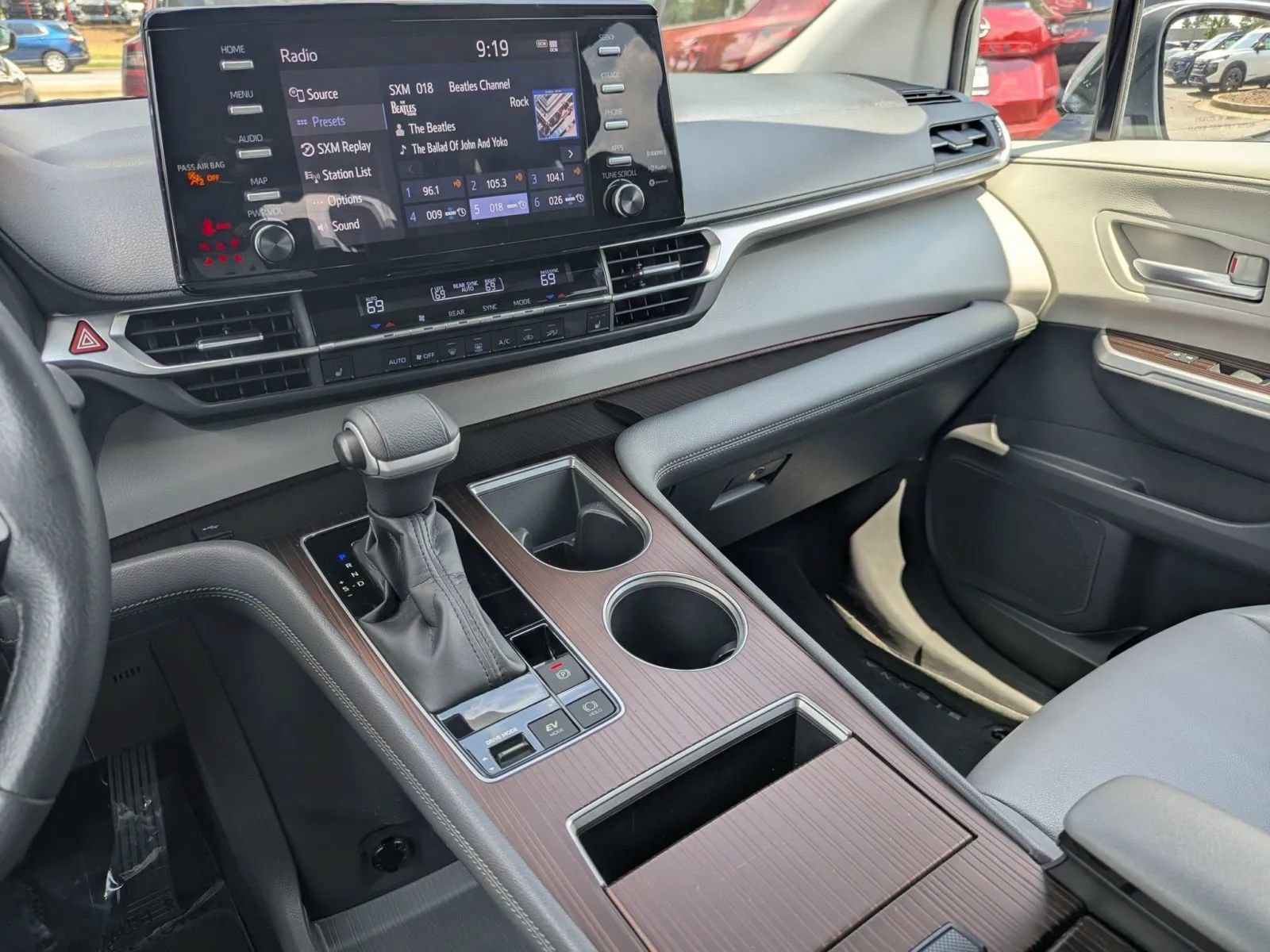 Used 2022 Toyota Sienna XLE FWD image 23