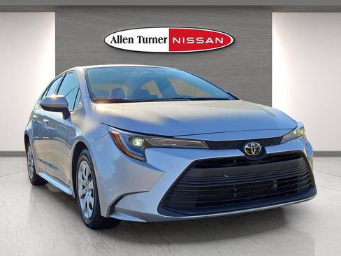 Used 2024 Toyota Corolla LE image 2