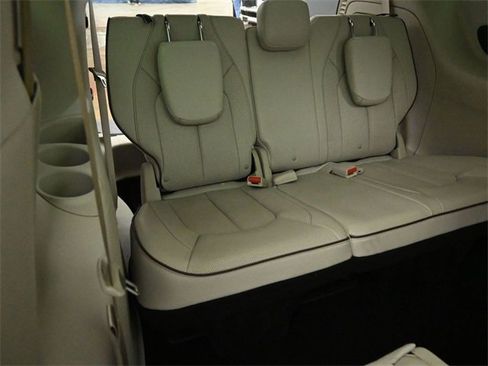 Used 2020 Chrysler Pacifica Limited w/ Advanced Safetytec Group image 27