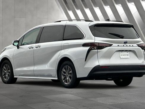 Used 2023 Toyota Sienna XLE image 6