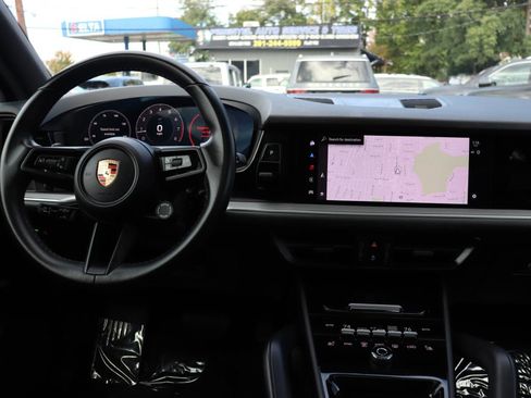 Used 2024 Porsche Cayenne AWD/4WD image 17