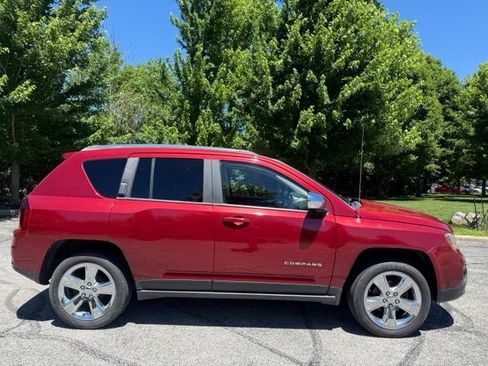 Used 2014 Jeep Compass Latitude w/ Sun/Sound Group FWD image 2