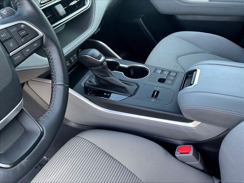 Used 2023 Toyota Highlander LE FWD image 18
