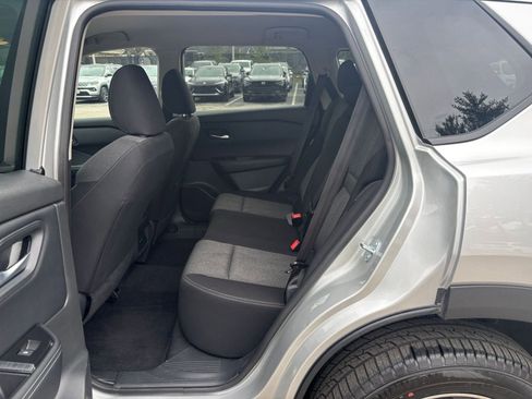 Used 2025 Nissan Rogue SV image 25