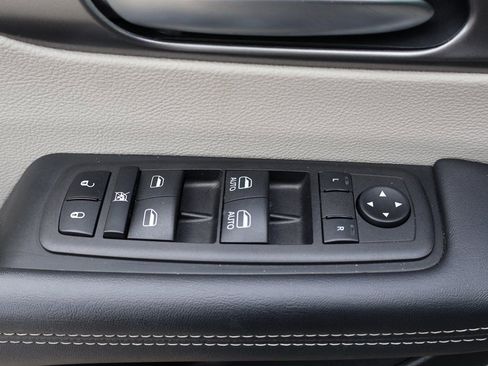 Used 2023 Chrysler Pacifica Touring-L image 42