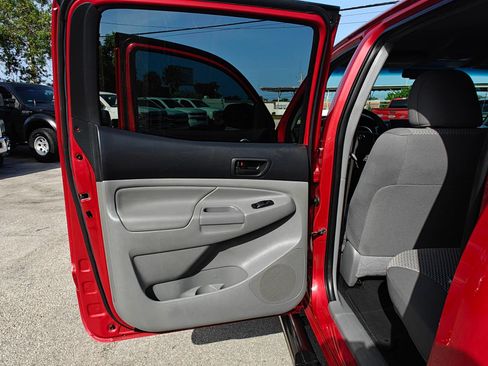 Used 2014 Toyota Tacoma PreRunner w/ SR5 Package RWD image 43