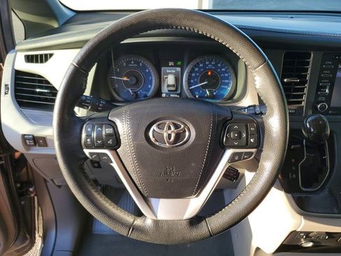 Used 2020 Toyota Sienna XLE FWD image 21