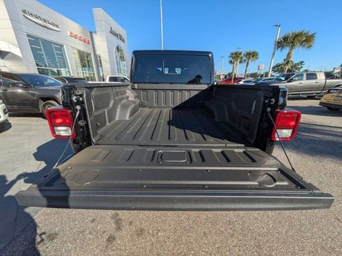 New 2025 Jeep Gladiator Sport image 11
