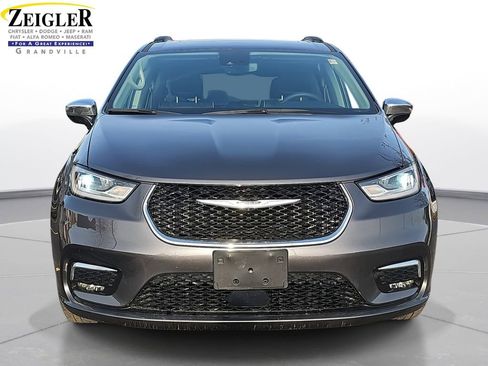 Used 2023 Chrysler Pacifica Limited w/ Uconnect Theater Family Group image 2