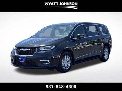 Used 2025 Chrysler Pacifica Select