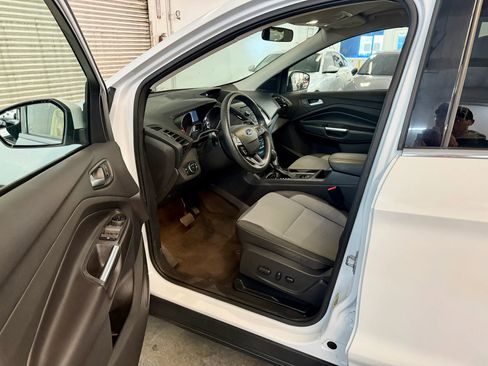 Used 2017 Ford Escape SE image 9