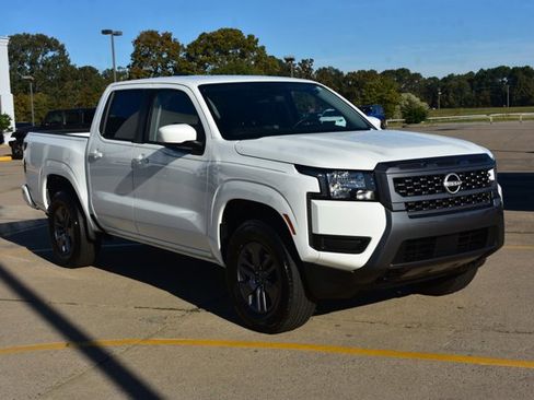 Used 2025 Nissan Frontier SV image 3