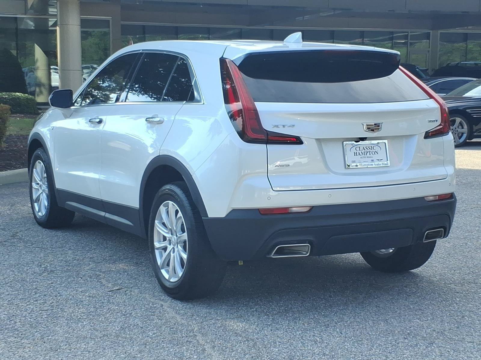Used 2023 Cadillac XT4 Luxury w/ Cold Weather Package AWD/4WD image 10