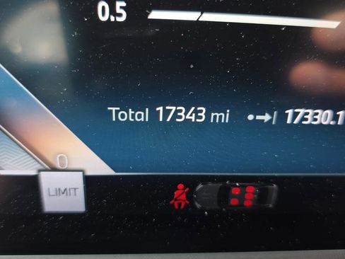 Used 2025 BMW 760i xDrive w/ Premium Package image 19