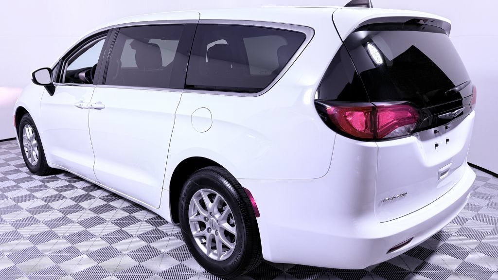Used 2023 Chrysler Voyager LX FWD image 5