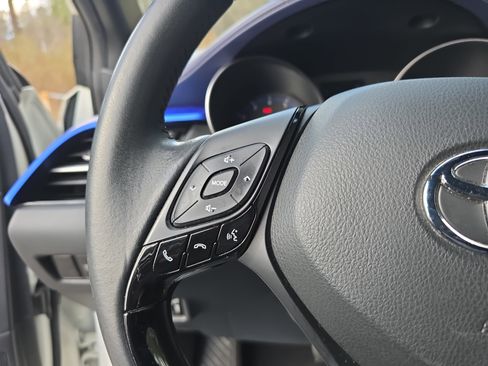 Used 2020 Toyota C-HR XLE image 16