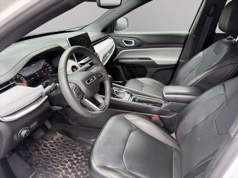 Used 2023 Jeep Compass Latitude w/ Sun and Sound Group AWD/4WD image 4