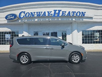 Used 2023 Chrysler Pacifica Touring
