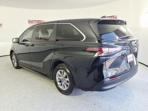 Used 2023 Toyota Sienna LE image 2