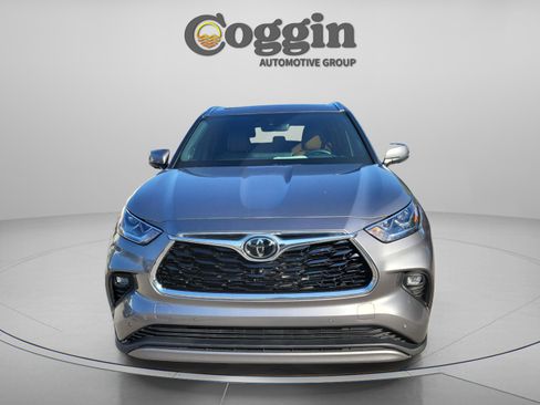 Certified 2025 Toyota Highlander Platinum AWD/4WD image 8