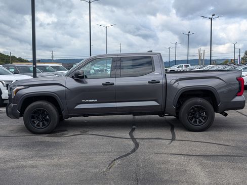 Used 2022 Toyota Tundra SR5 w/ SR5 Convenience Package image 3