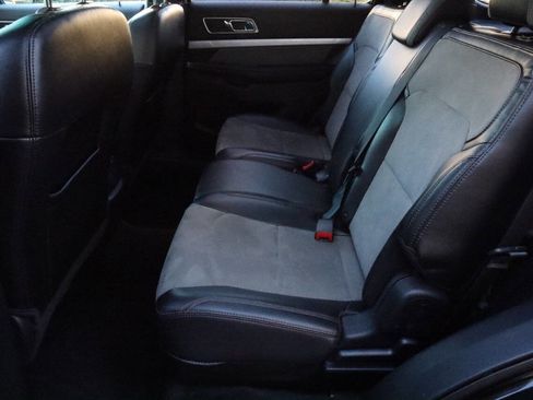 Used 2017 Ford Explorer XLT image 7