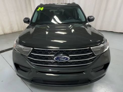 Used 2024 Ford Explorer XLT AWD/4WD image 3