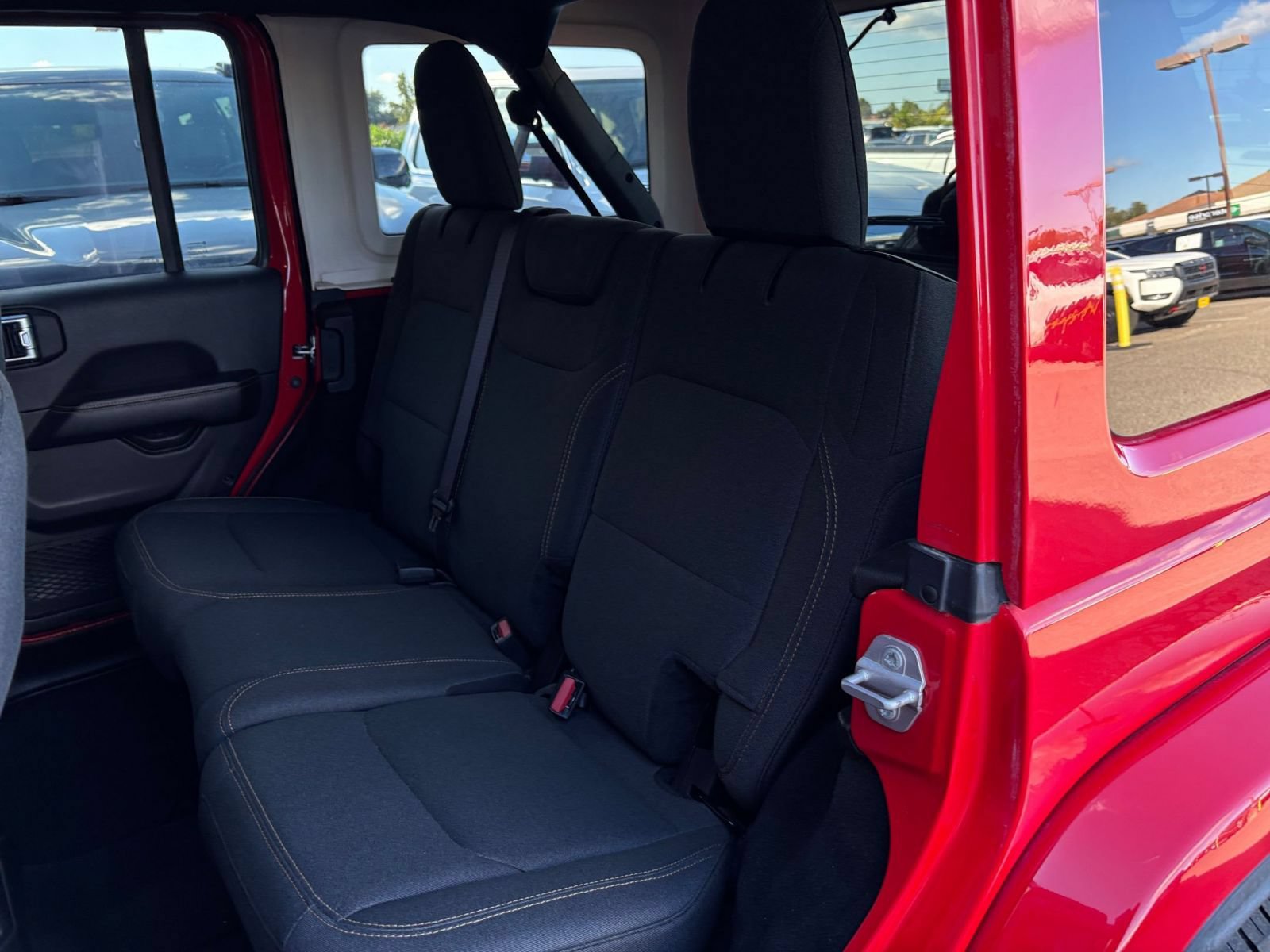 Used 2025 Jeep Wrangler Unlimited Sahara AWD/4WD image 36