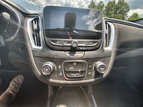 Used 2018 Chevrolet Malibu LT FWD image 16
