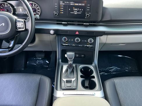 Used 2023 Kia Carnival LX image 10