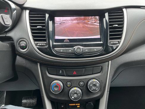 Used 2020 Chevrolet Trax LT w/ LT Convenience Package image 16