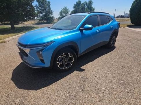Used 2025 Chevrolet Trax LT FWD image 1