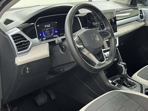 Used 2025 Volkswagen Taos SE FWD image 13