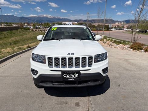 Used 2018 Jeep Grand Cherokee Limited AWD/4WD image 2