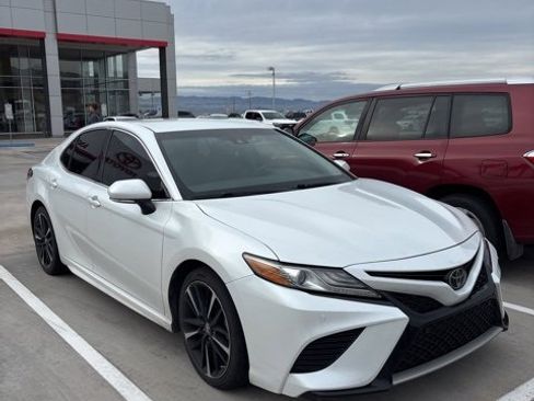 Used 2018 Toyota Camry XSE image 3