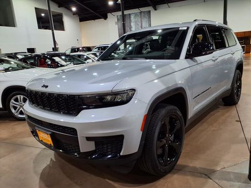 Used 2023 Jeep Grand Cherokee L Laredo image 3