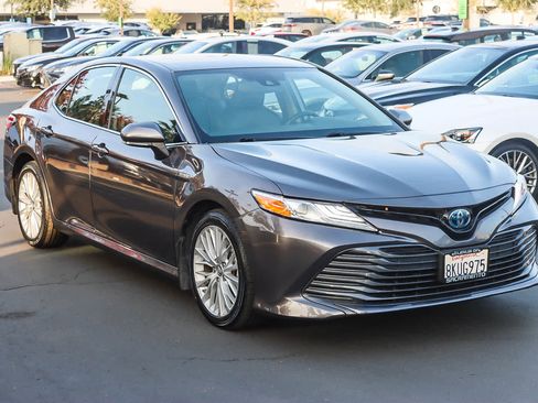 Used 2019 Toyota Camry XLE image 5