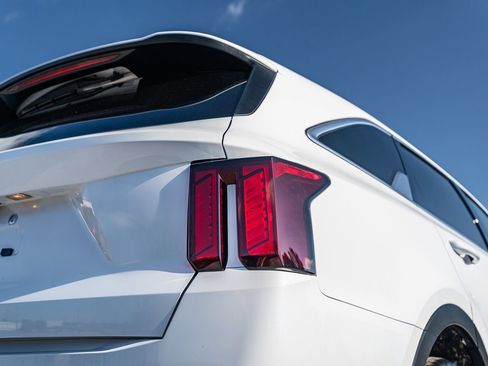 Used 2025 Kia Sorento LX image 14