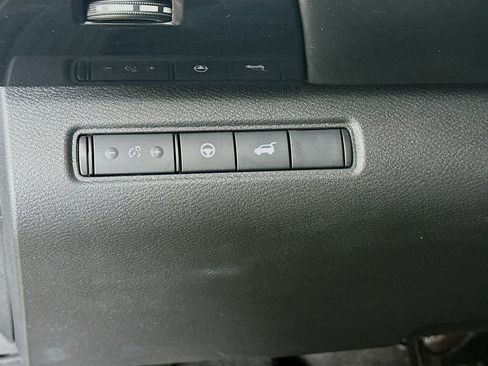 Used 2025 Nissan Pathfinder SV FWD image 17