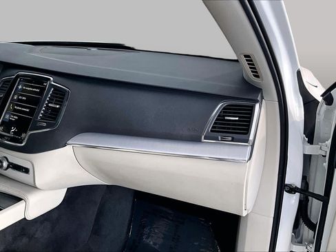 Used 2021 Volvo XC90 T5 Momentum w/ Protection Package Premier FWD image 19