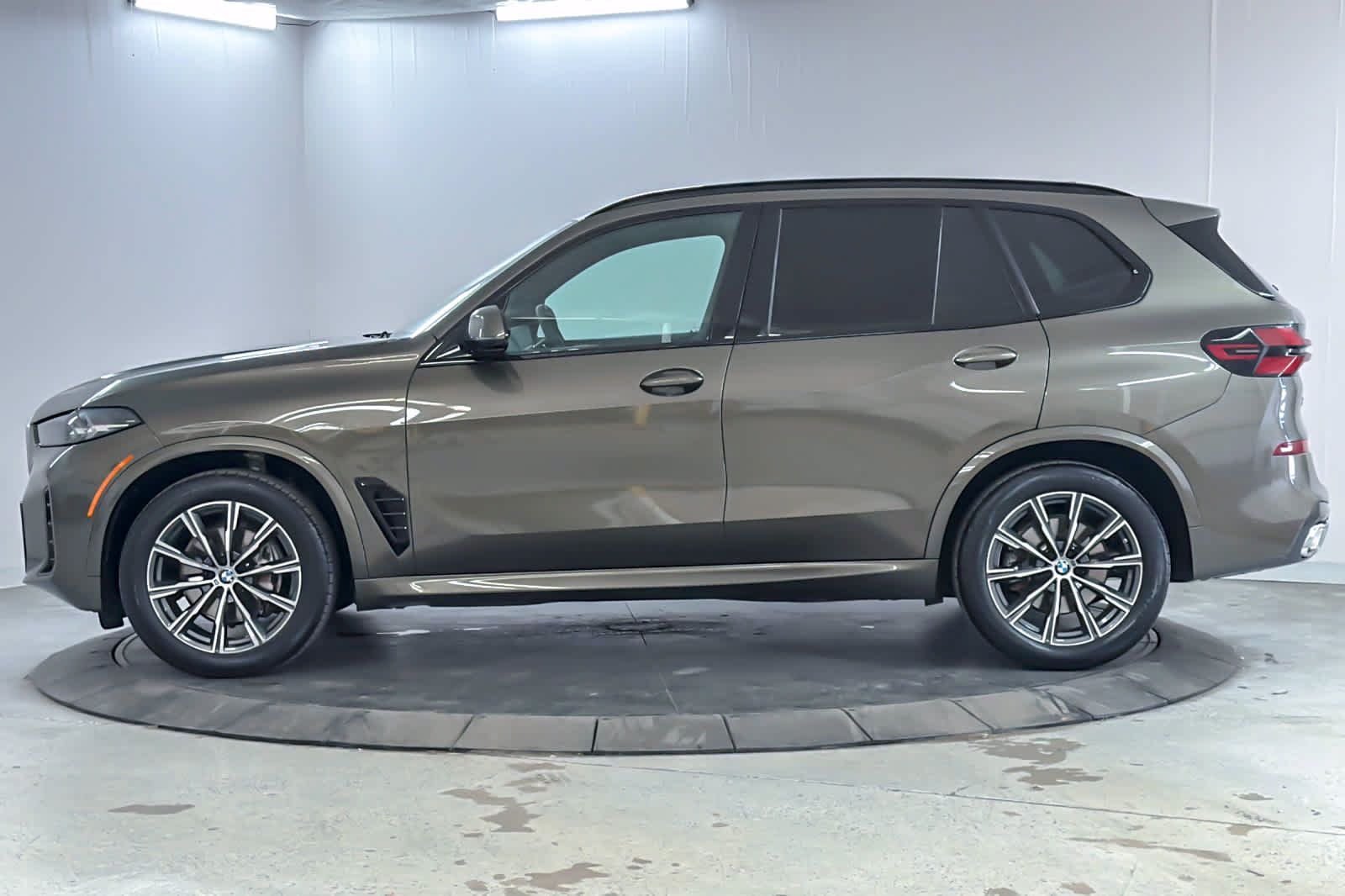 Used 2024 BMW X5 xDrive40i w/ M Sport Package AWD/4WD image 5