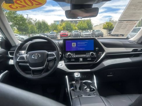 Certified 2025 Toyota Highlander XLE AWD/4WD image 13