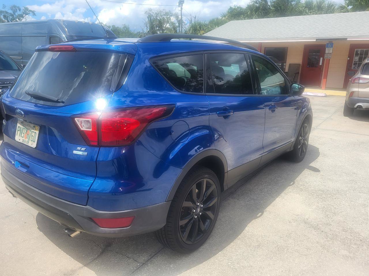Used 2019 Ford Escape SE w/ SE Sport Appearance Package AWD/4WD image 12