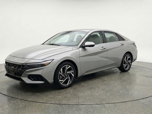 Used 2025 Hyundai Elantra Limited FWD image 3